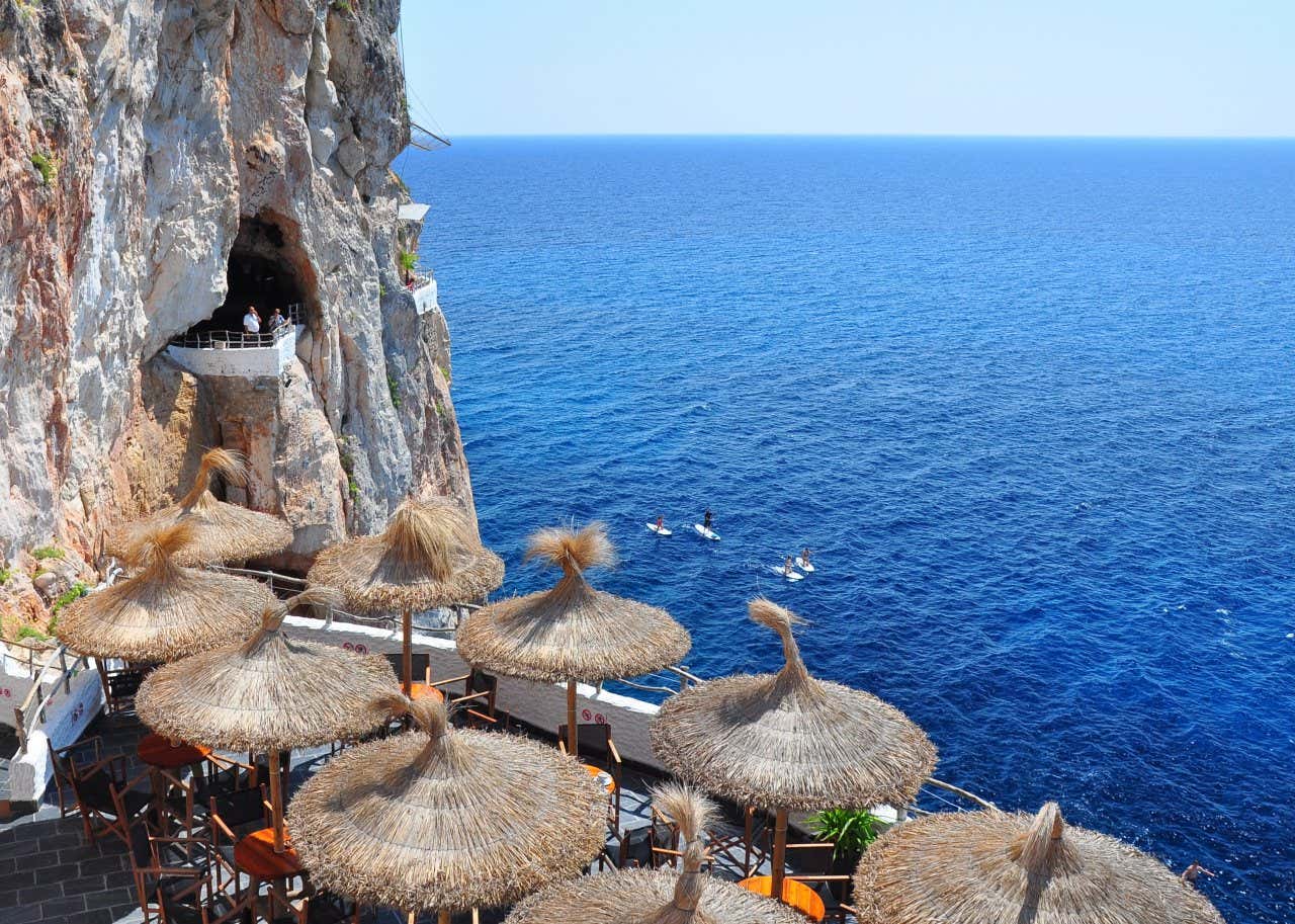 Terraços da Cova d'en Xoroi em Cala Porter, um dos lugares que visitar em Menorca