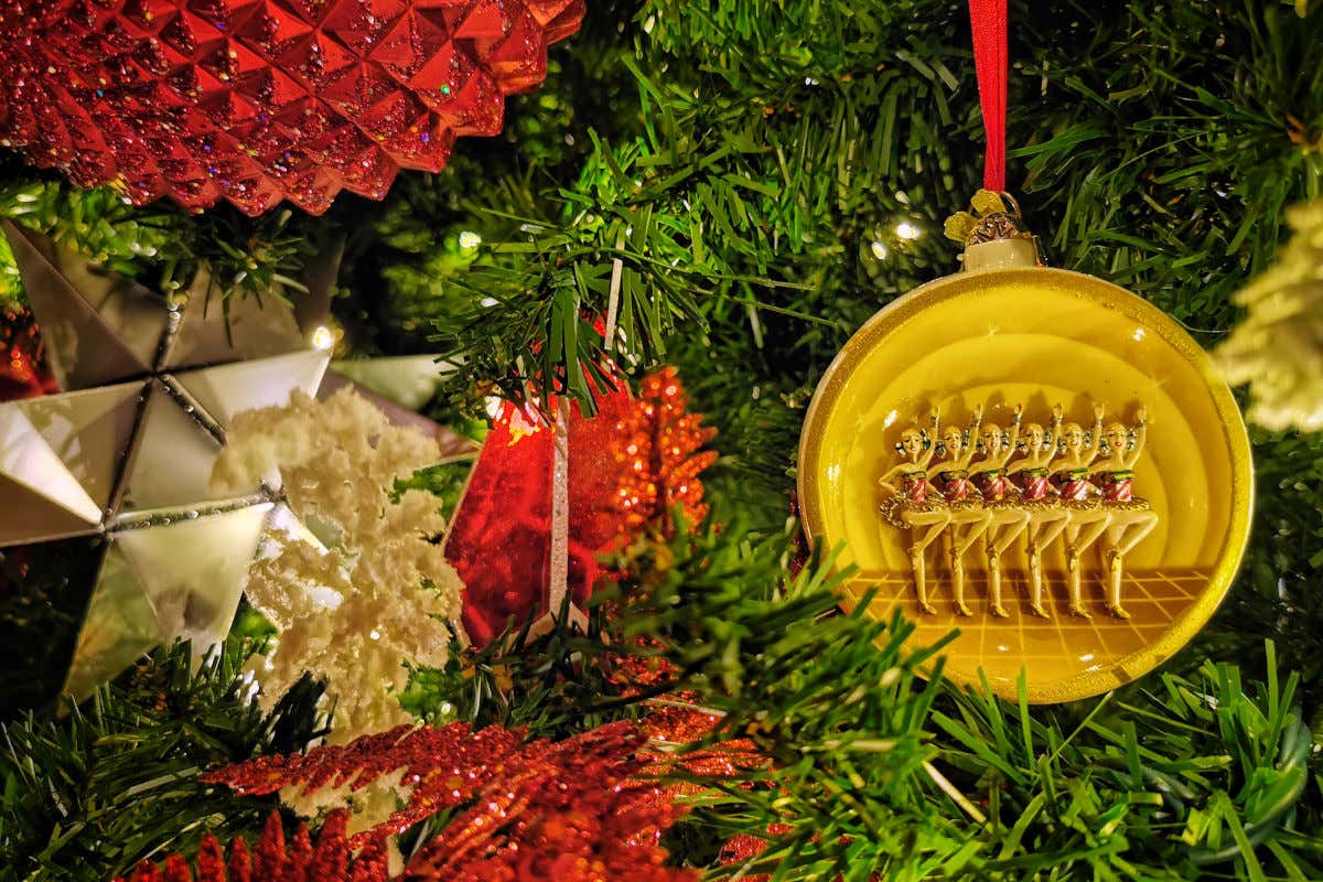 Un abeto de Navidad con una bola que lleva pequeñas esculturas de las bailarinas del Radio City Music Hall, las Rockettes