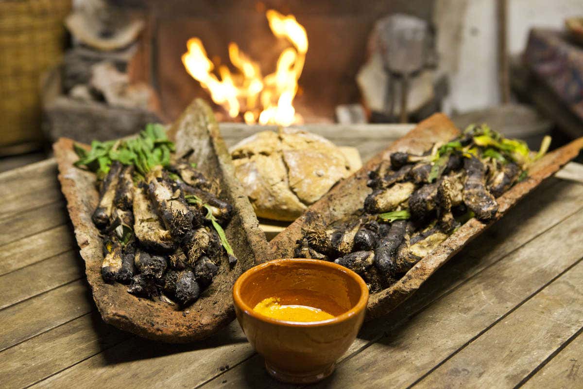 Dos tejas de calçots con salsa romescu