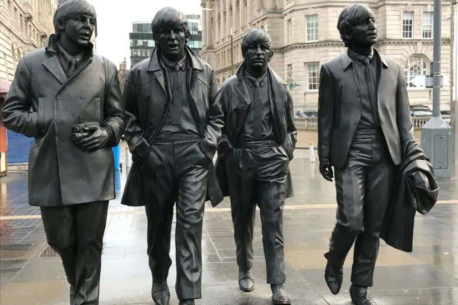 La scultura dei quattro membri dei Beatles, tra le attrazioni più fotografate di Liverpool
