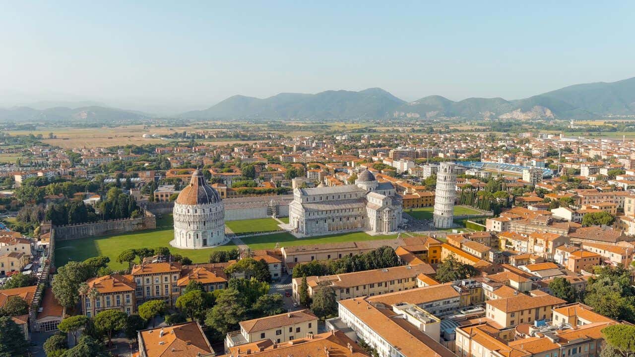 Vue aérienne sur Pise, sa cathédrale, son baptistère et sa célèbre tour penchée