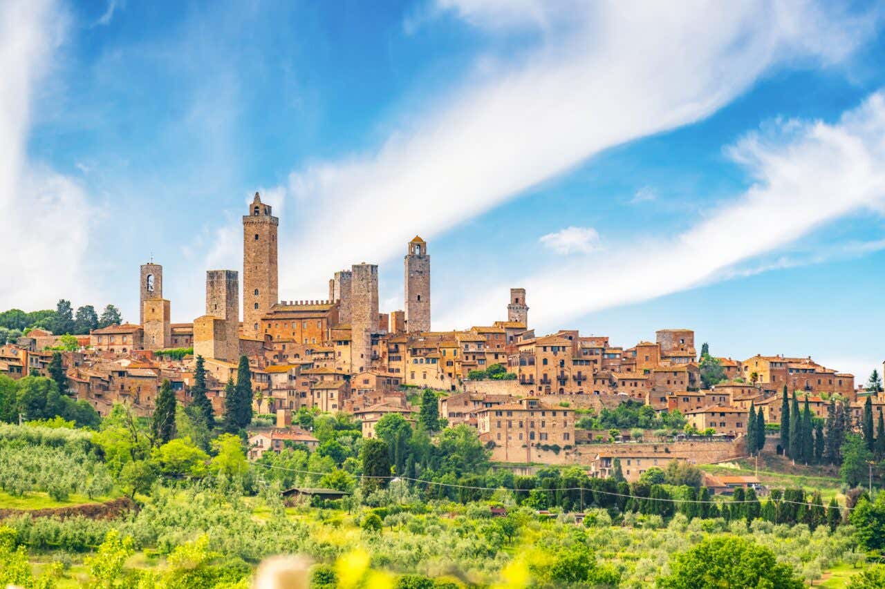 Vue panoramique sur San Gimignano et ses tours ; une visite incontournable si vous cherchez que faire en Toscane