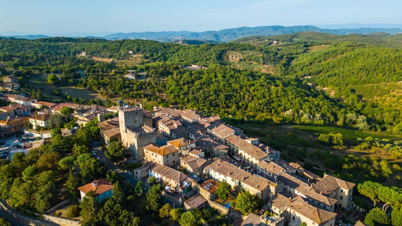 Vue aérienne sur le village de Castellina in Chianti entouré de collines verdoyantes