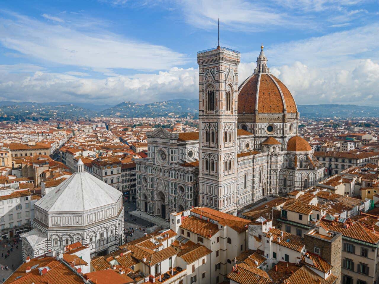 Vue panoramique sur le centre historique de Florence et sa cathédrale Santa Maria del Fiore ; un point de départ idéal si vous visitez la Toscane