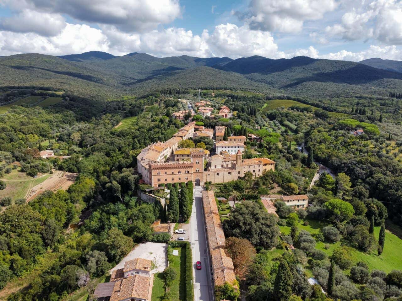 Village de Bolgheri au milieu de la nature de la Toscane