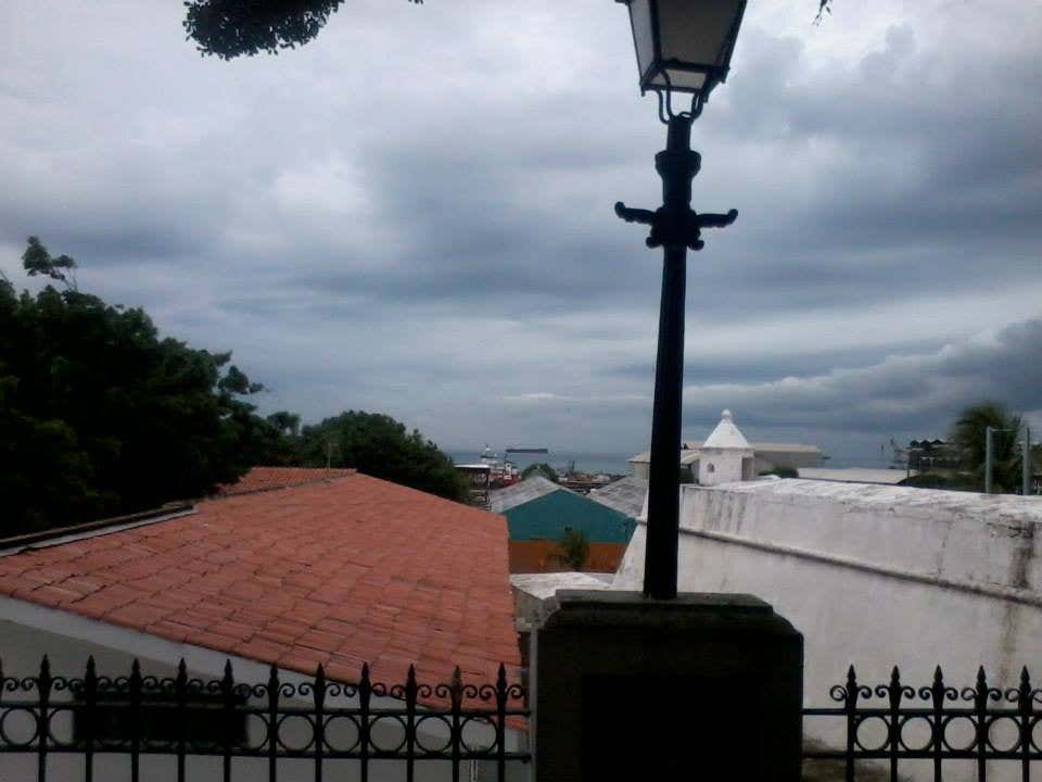 Uma lateral do Passeio Público em Fortaleza onde se vê o mar