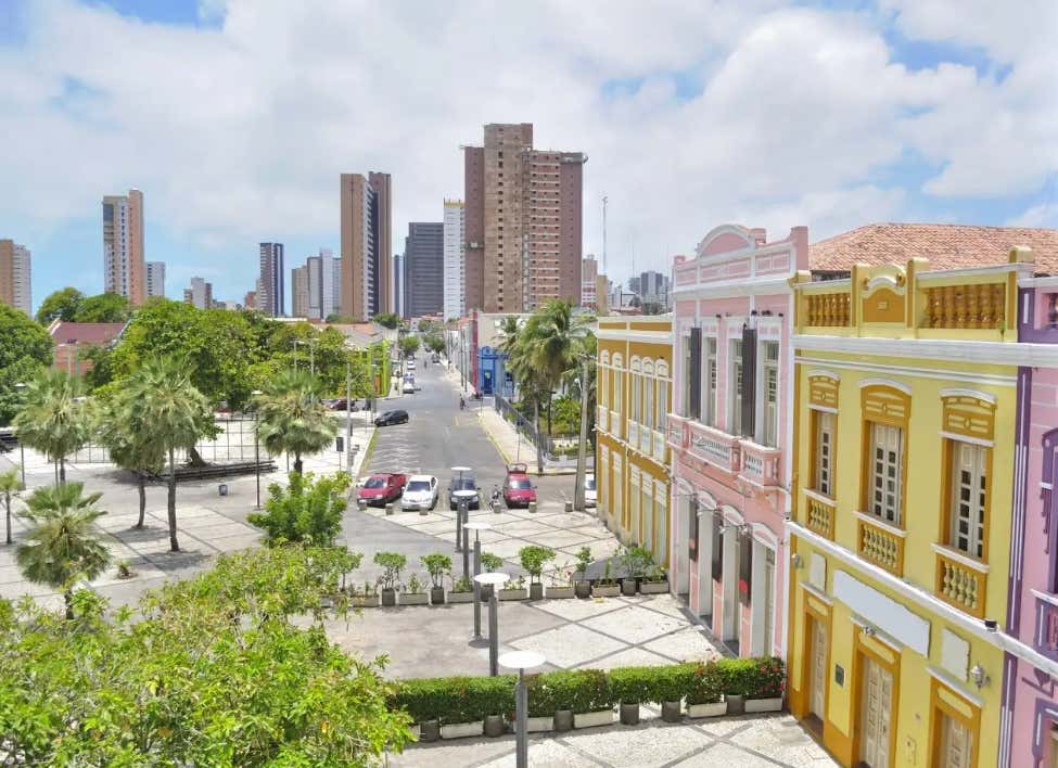 Reduto dos poetas e artistas onde funcionam restaurantes à noite