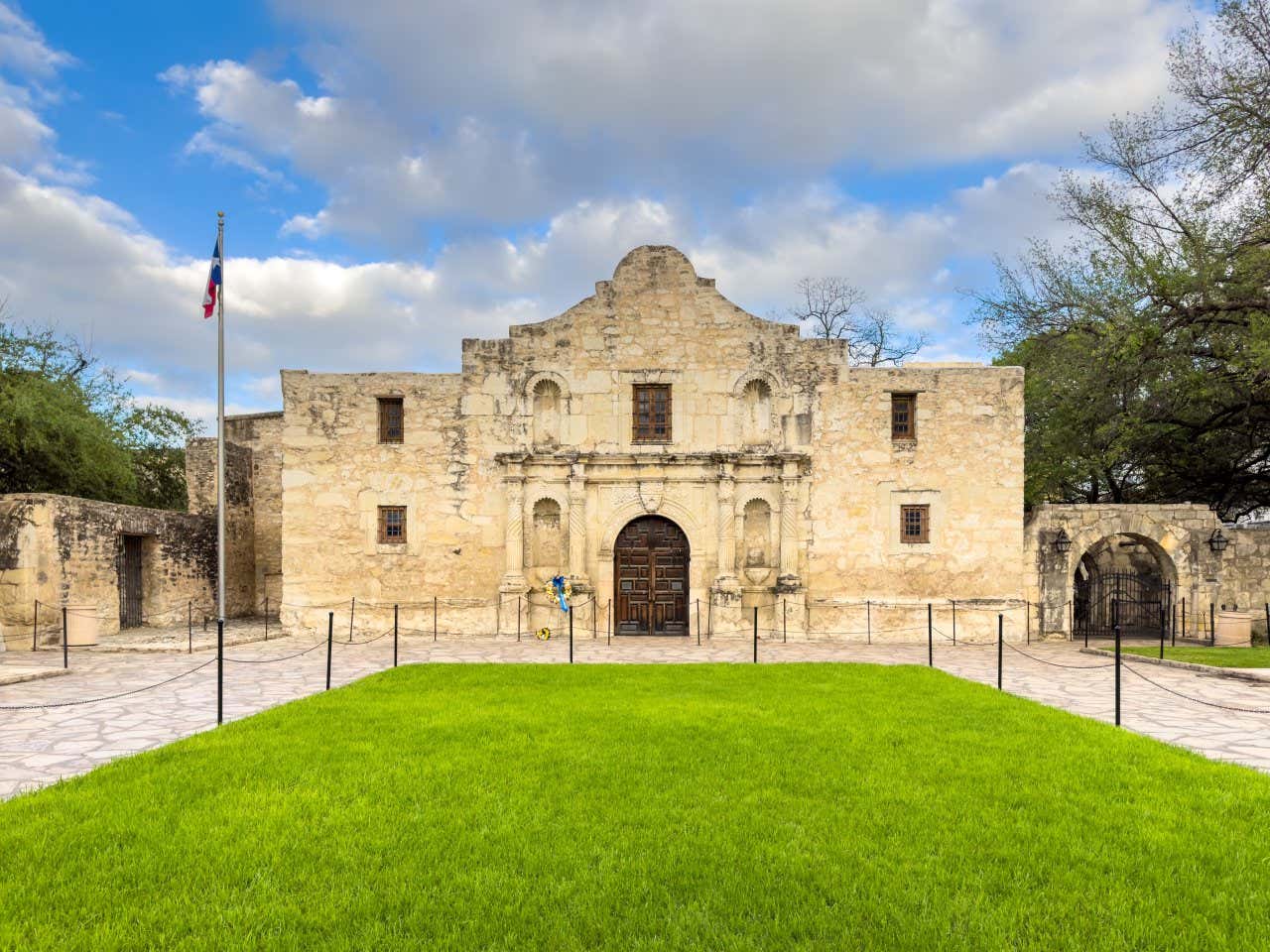 Fortaleza el Álamo, en un día nublado en San Antonio, Texas