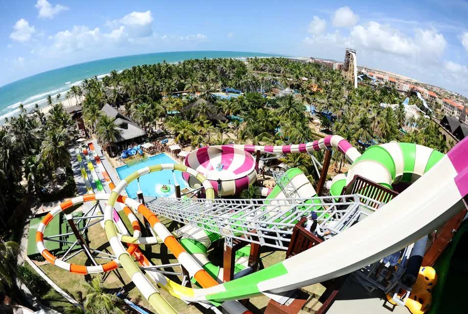 Um tobogã radical do Beach Park com vista para a praia