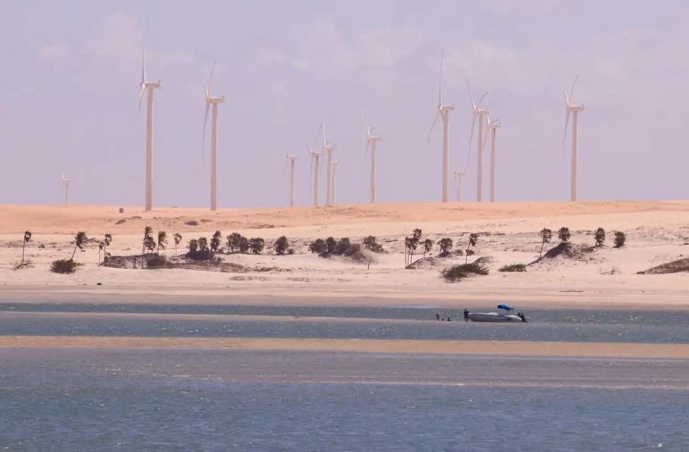 Paisagem das turbinas eólicas em Fortim