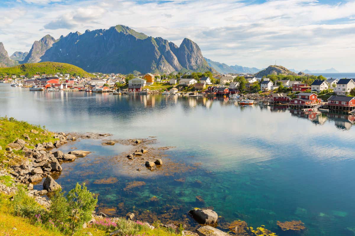 Maisons en bois colorées près des montagnes et eaux cristallines du Nordfjord