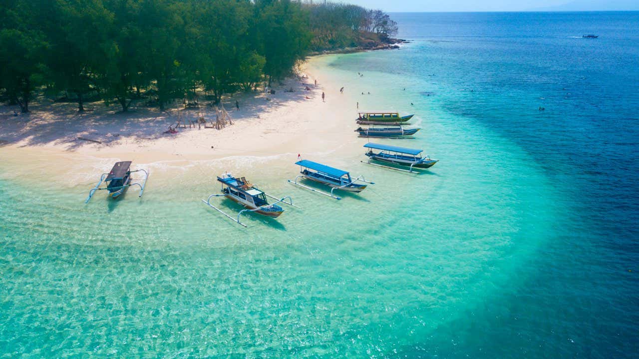 Alcune imbarcazioni ferme sulla spieggia alle isole Gili