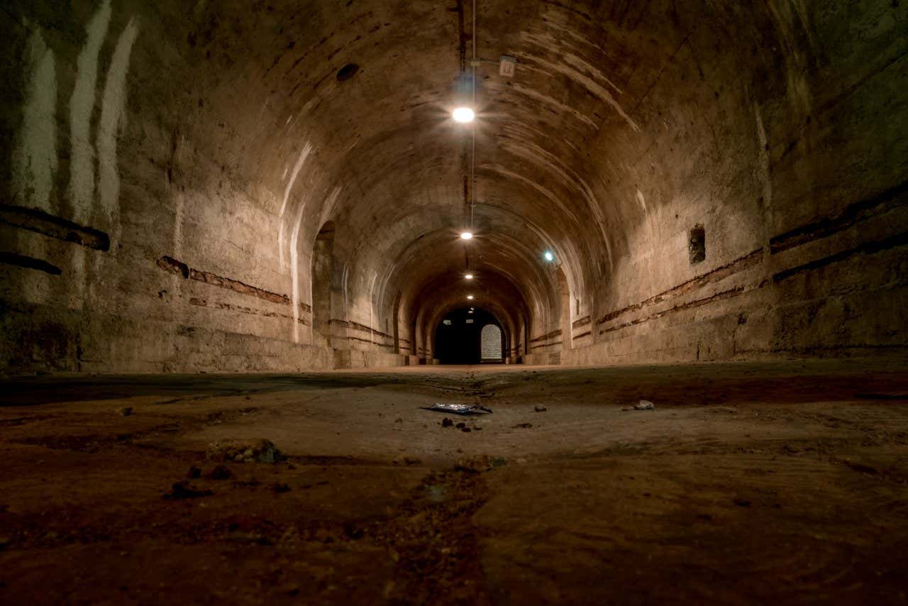 Un tunnel largo ed illuminato elettricamente, utilizzato come rifugio antiaereo