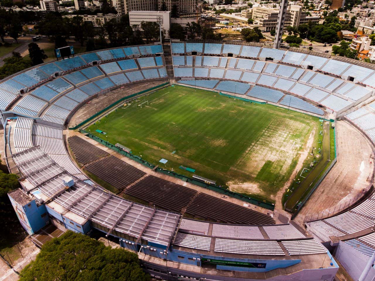 Vue aérienne sur le stade Centenario avec la ville de Montevideo derrière lui