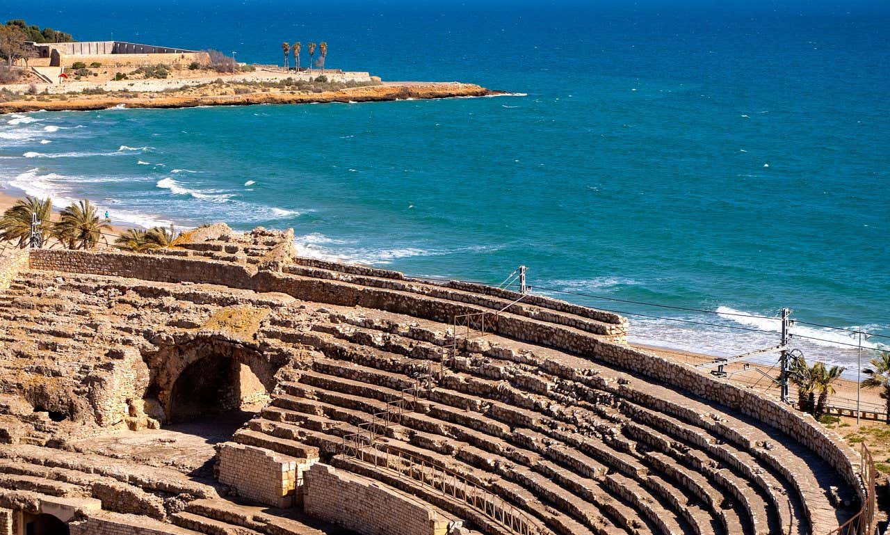 El anfiteatro de Tarragona con el mar de fondo