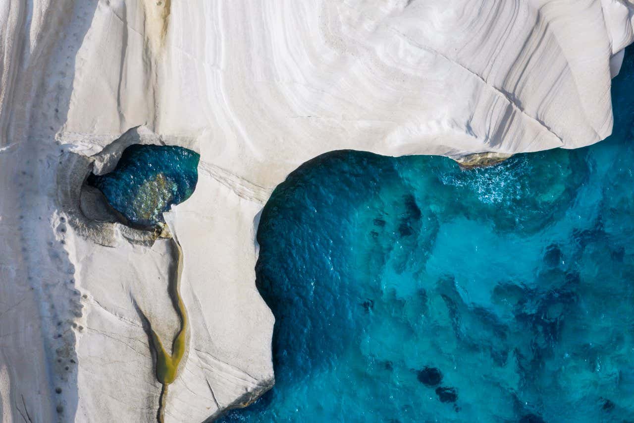 Vista aérea das formações rochosas exclusivas à beira-mar em Milos