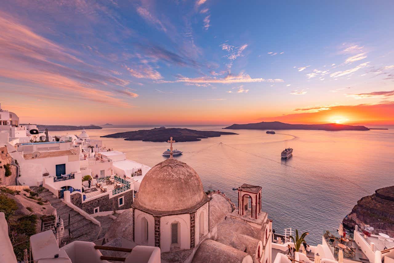 Vista do mar ao pôr do sol a partir da vila de Fira, Santorini, uma das ilhas mais bonitas da Grécia