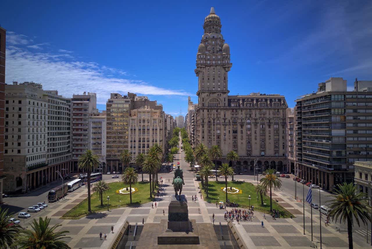 Vue panoramique sur la place de l'Indépendance, avec la statue équestre d'Artigas au centre et le palacio Salvo en arrière-plan