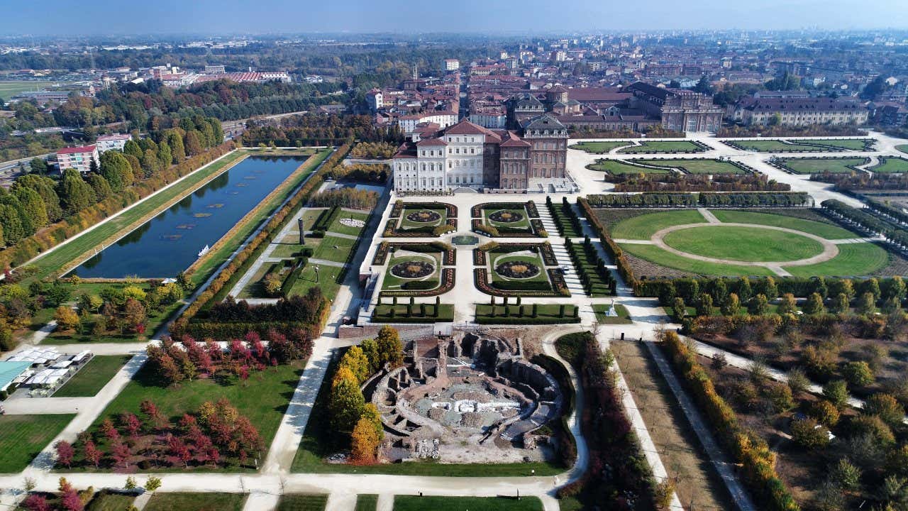 Vista della reggia di Venaria e dei suoi giardini divisi per sezioni e decorati con fontane e un laghetto