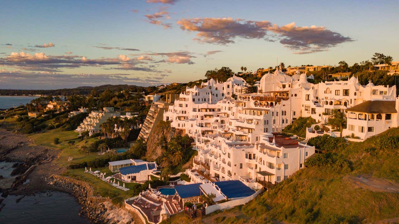Casapueblo, une immense résidence blanche, semblable au paysage de Santorin en Grèce