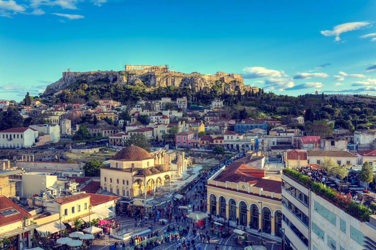 Vista di Atene in un giorno di sole con l'Acropoli sullo sfondo