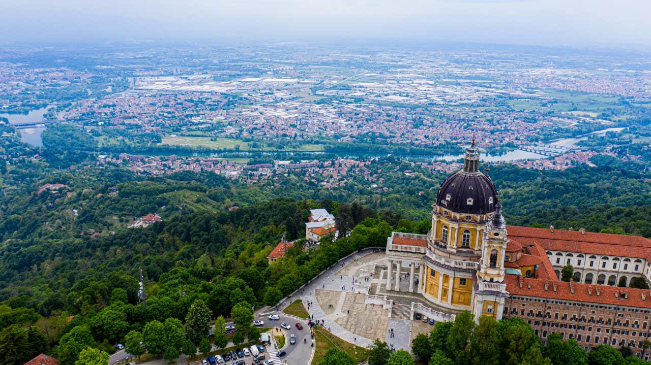 La Basilica di Superga e cima a una collina e la città sottostante attraversata dal fiume Dora