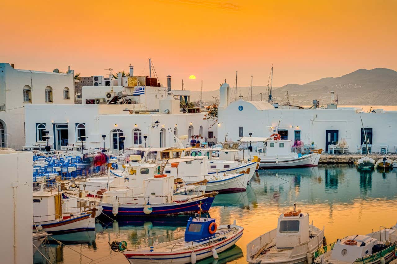 O porto de Naoussa, na ilha grega de Paros, ao pôr do sol
