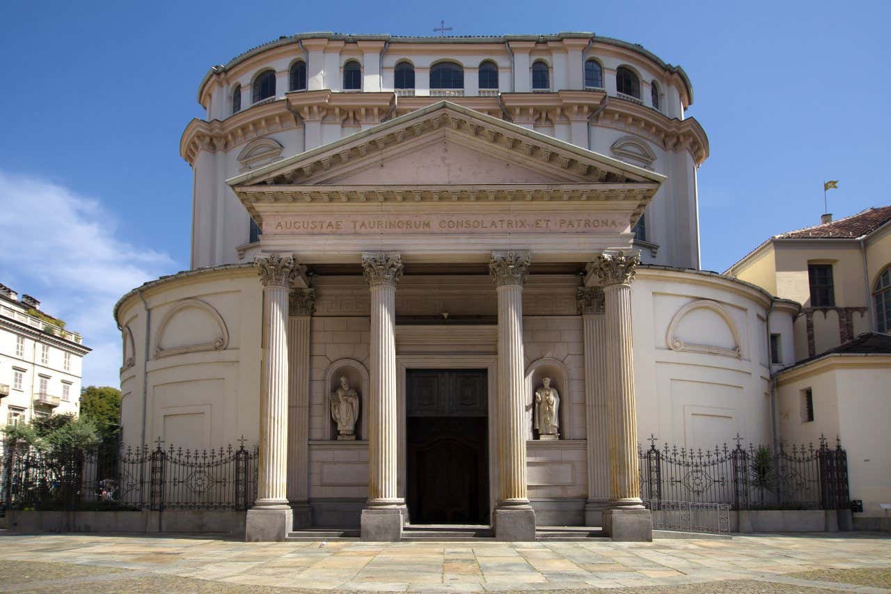 La facciata in pietra bianca del Santuario della Consolata