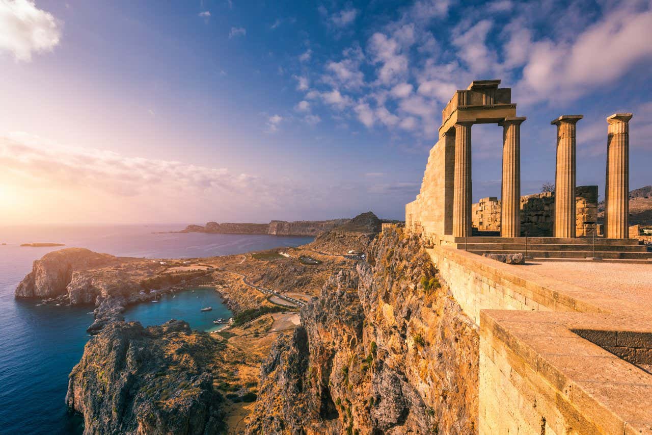 Vista delle rovine dell'acropoli di Lindos, sull'isola greca di Rodi al tramonto