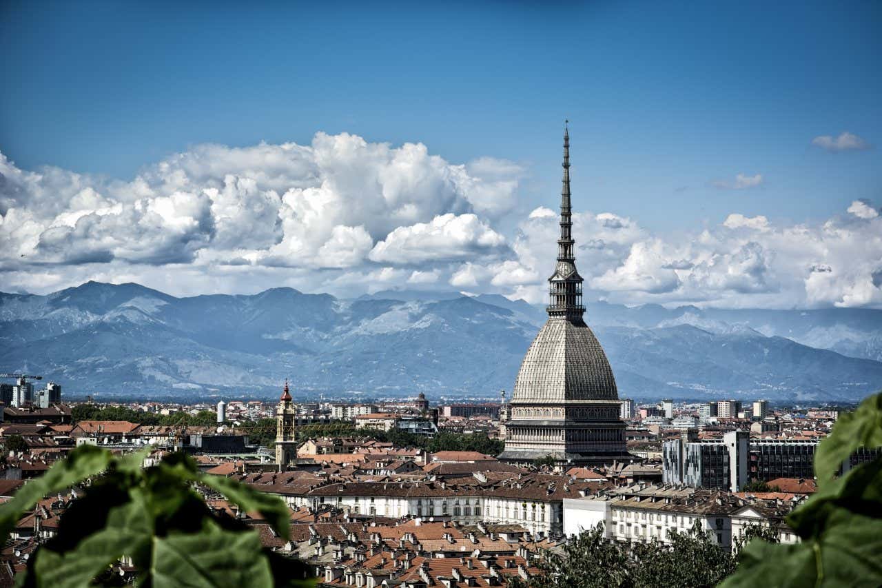 Vista di Torino e la Mole con alcune cime innevate all'orizzonte