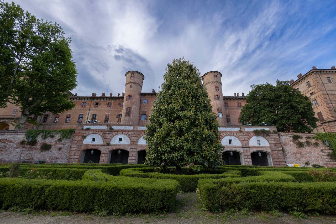 Vista del castello medievale di Moncalieri con un giardino antistante