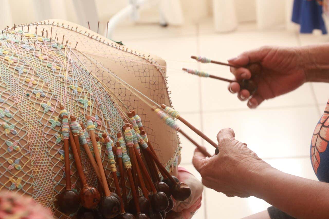 A renda de bilro é uma forte tradição no Ceará, um dos símbolos do Estado