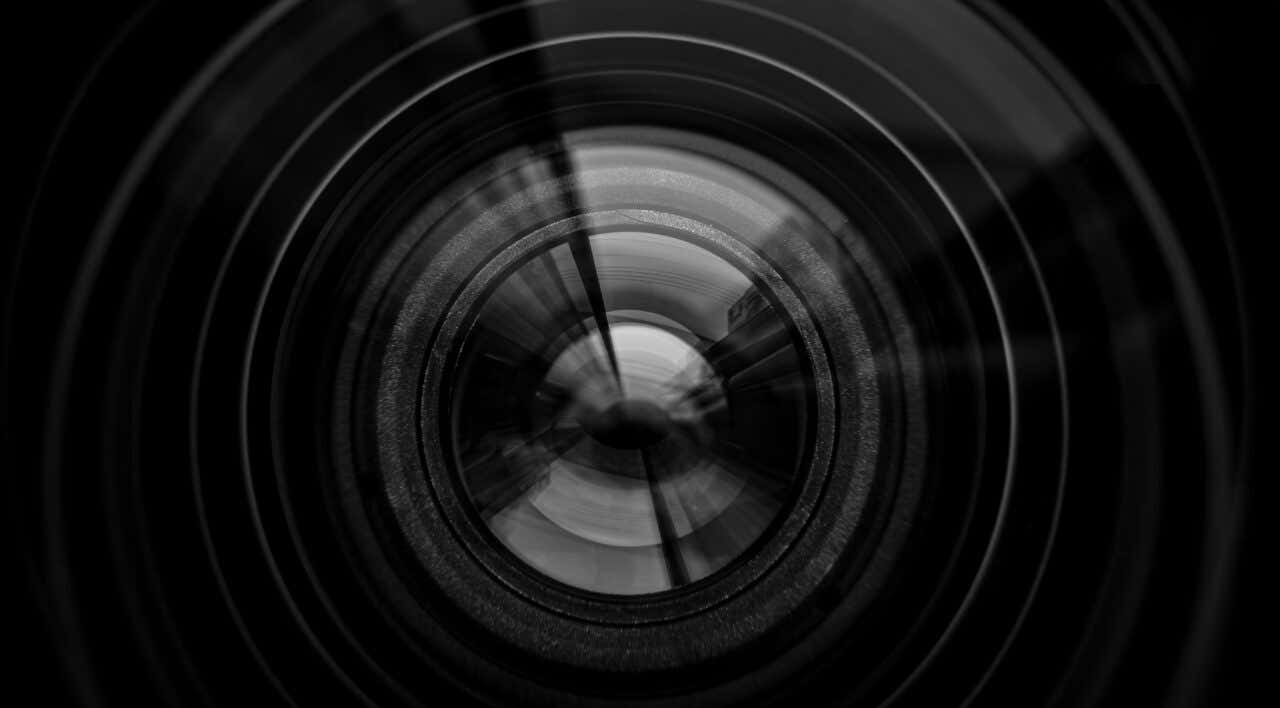 Uma lente de uma câmera fotográfica profissional