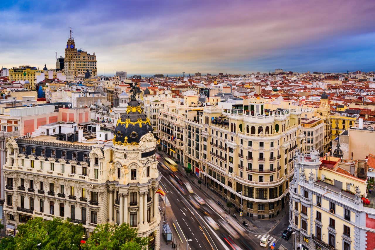 Vue aérienne panoramique sur la Gran Via, principale rue commerçante de Madrid