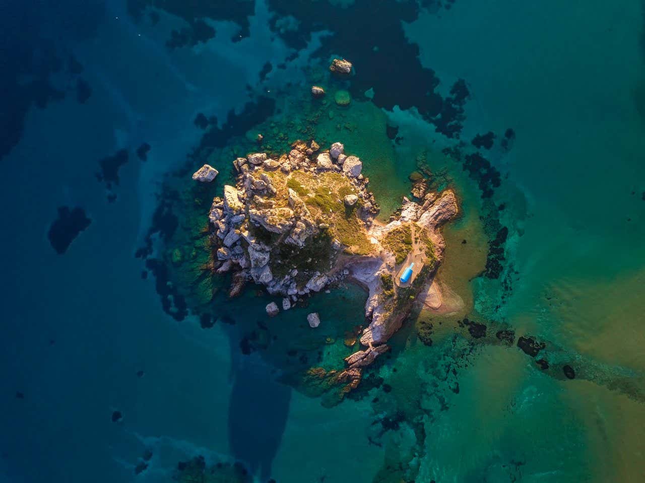 Veduta aerea di un isolotto vicino all'isola greca di Kos