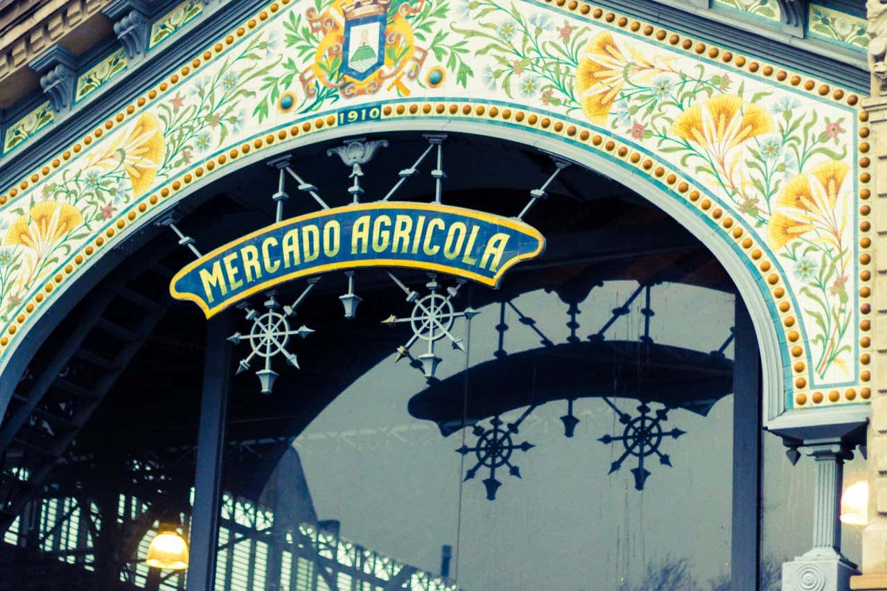 Façade du marché agricole de Montevideo avec une plaque et une décoration de carreaux peints de fleurs