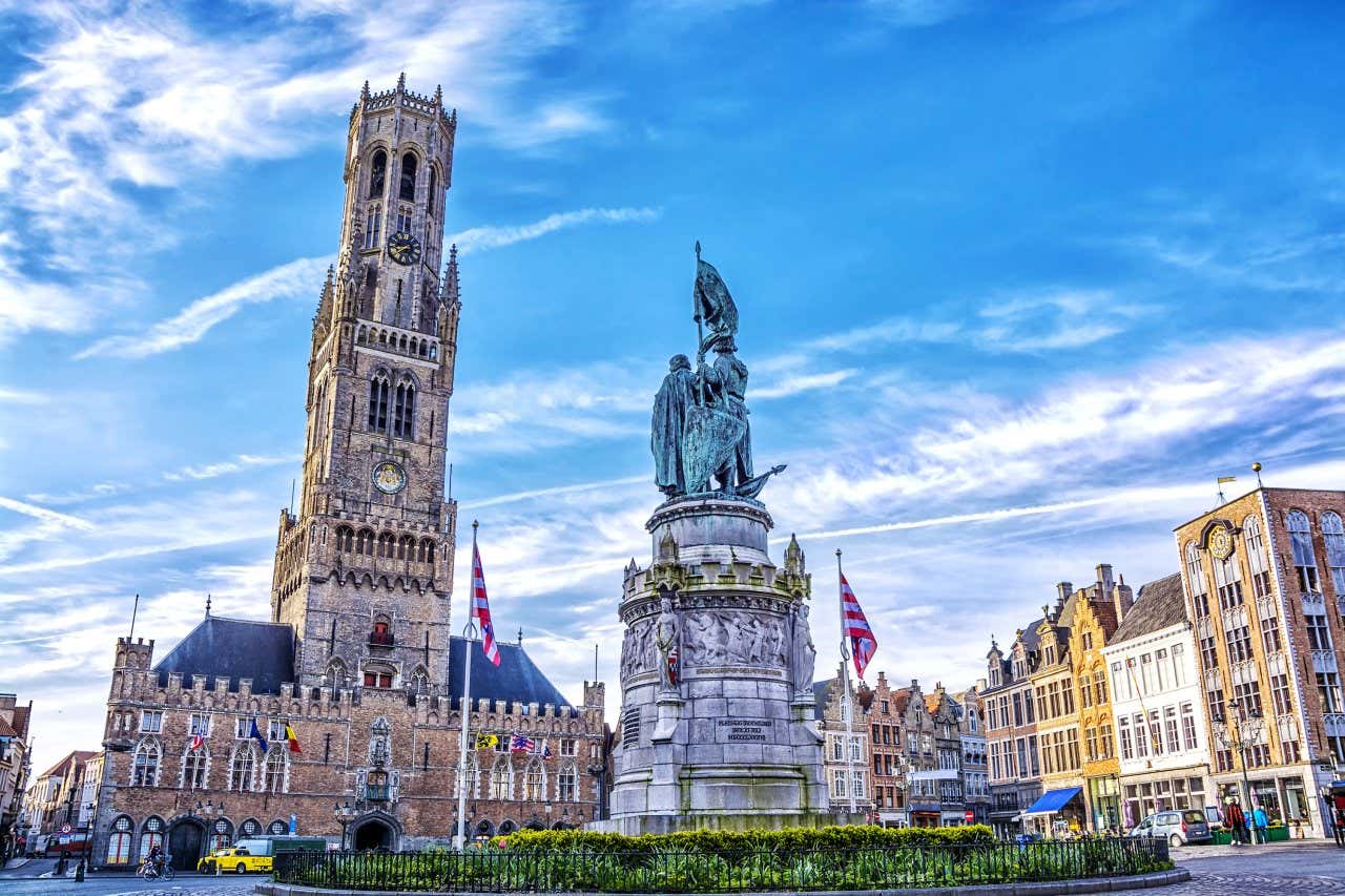 La Torre Belfort en la plaza mayor de Brujas, o Grote Mark, en un día soleado de verano