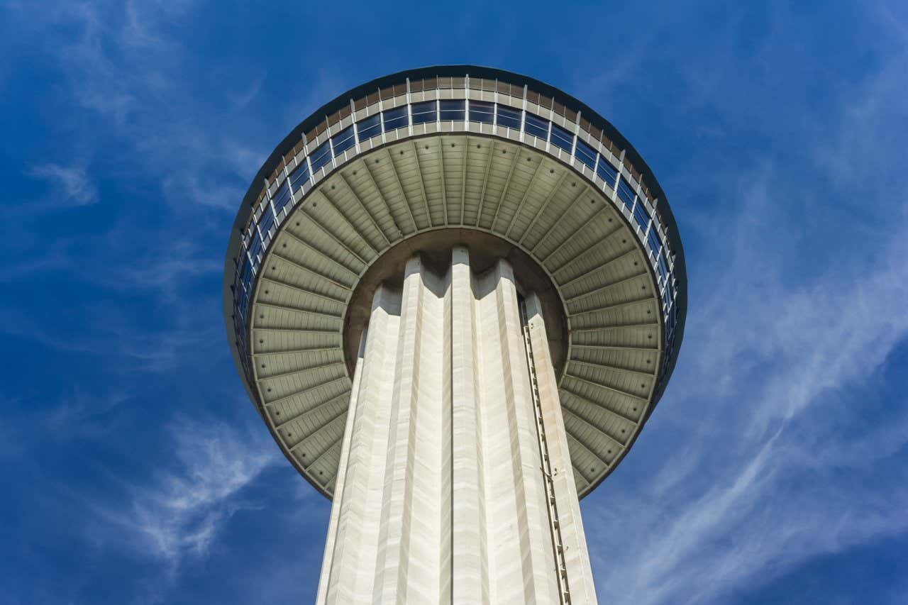 Primer plano de la cúpula de la Torre de las Américas, en San Antonio, Texas