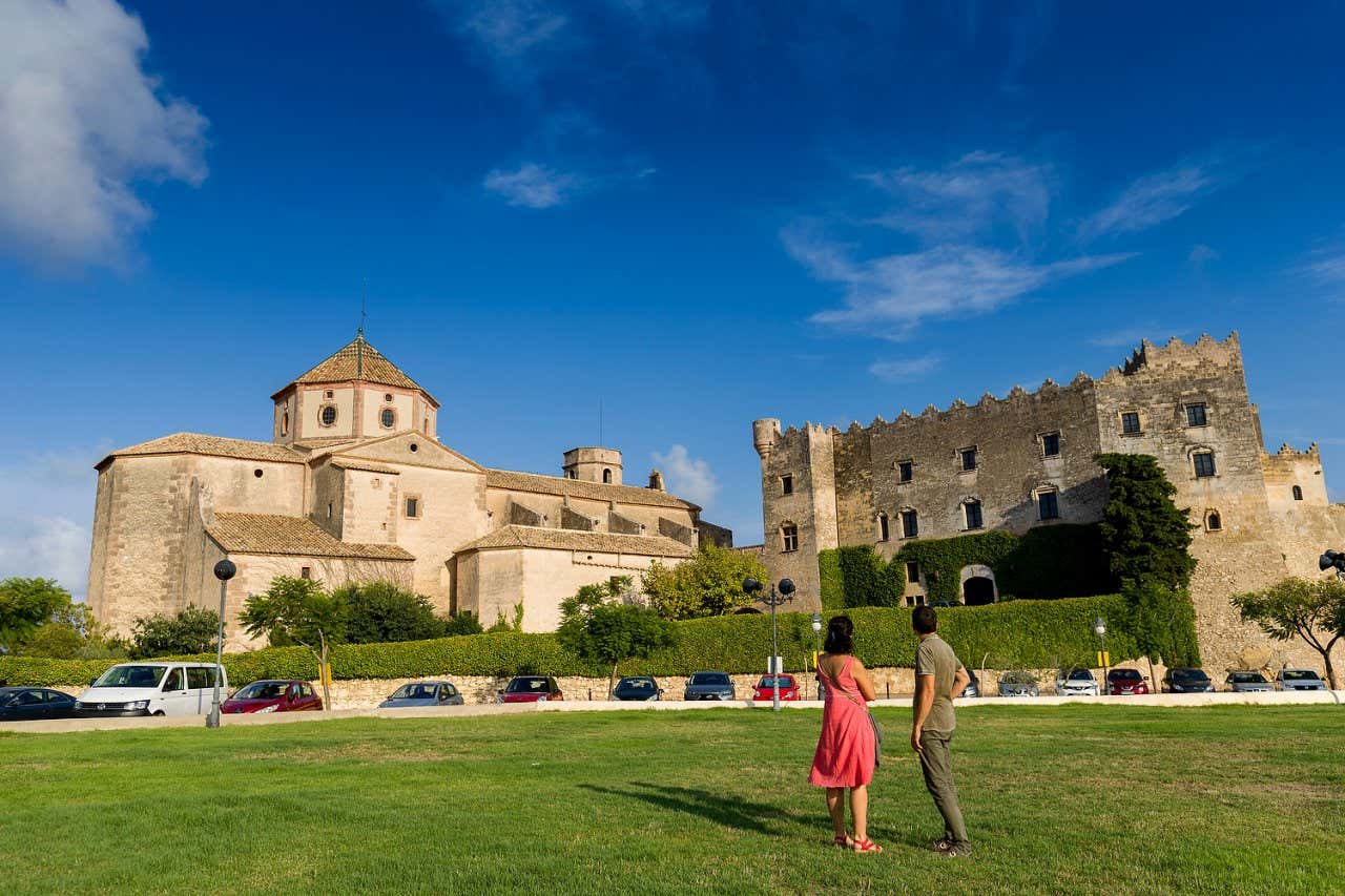 Una pareja contemplando el Castillo de Altafulla