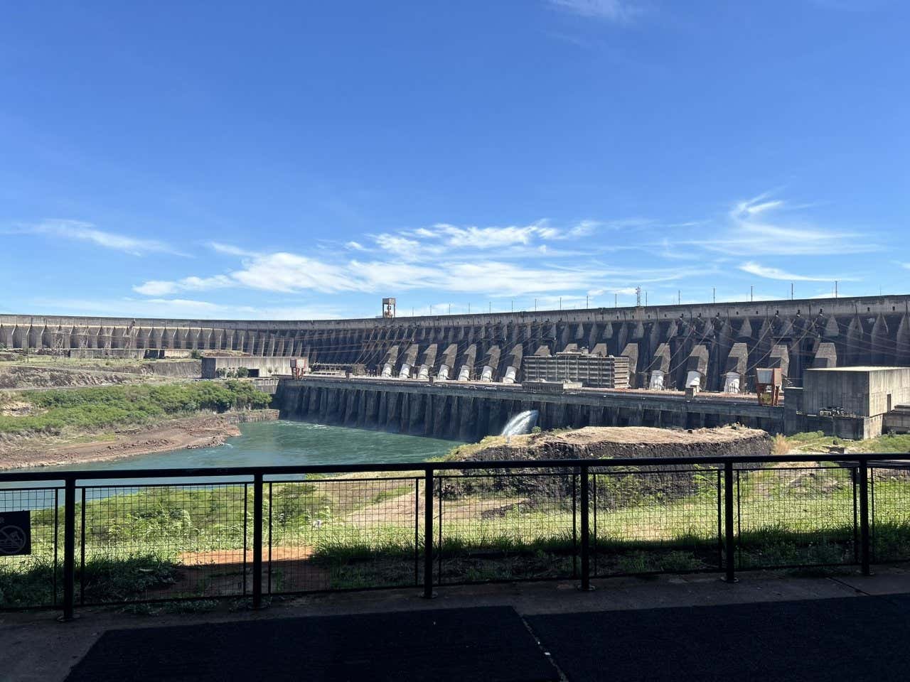 Barreira de contenção da Usina de Itaipu com o rio abaixo 