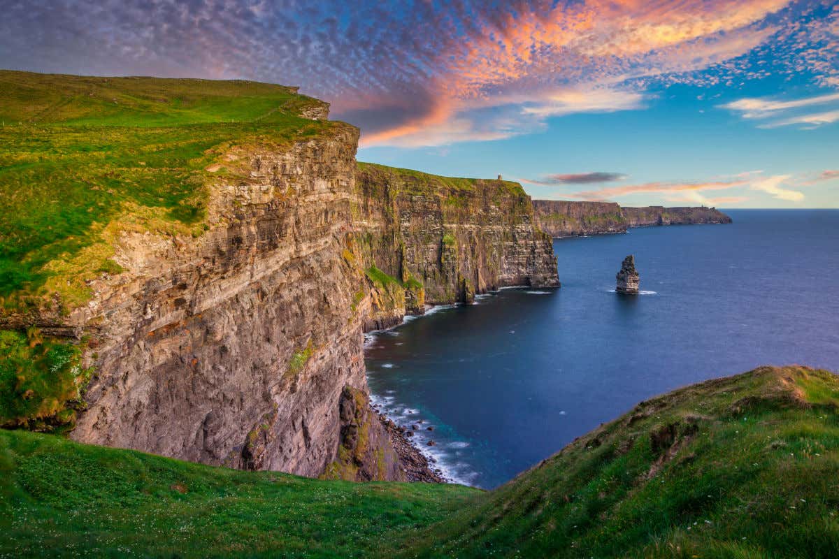 Acantilados de Moher, un conjunto de escarpadas rocas en primera línea del mar en un día parcialmente despejado