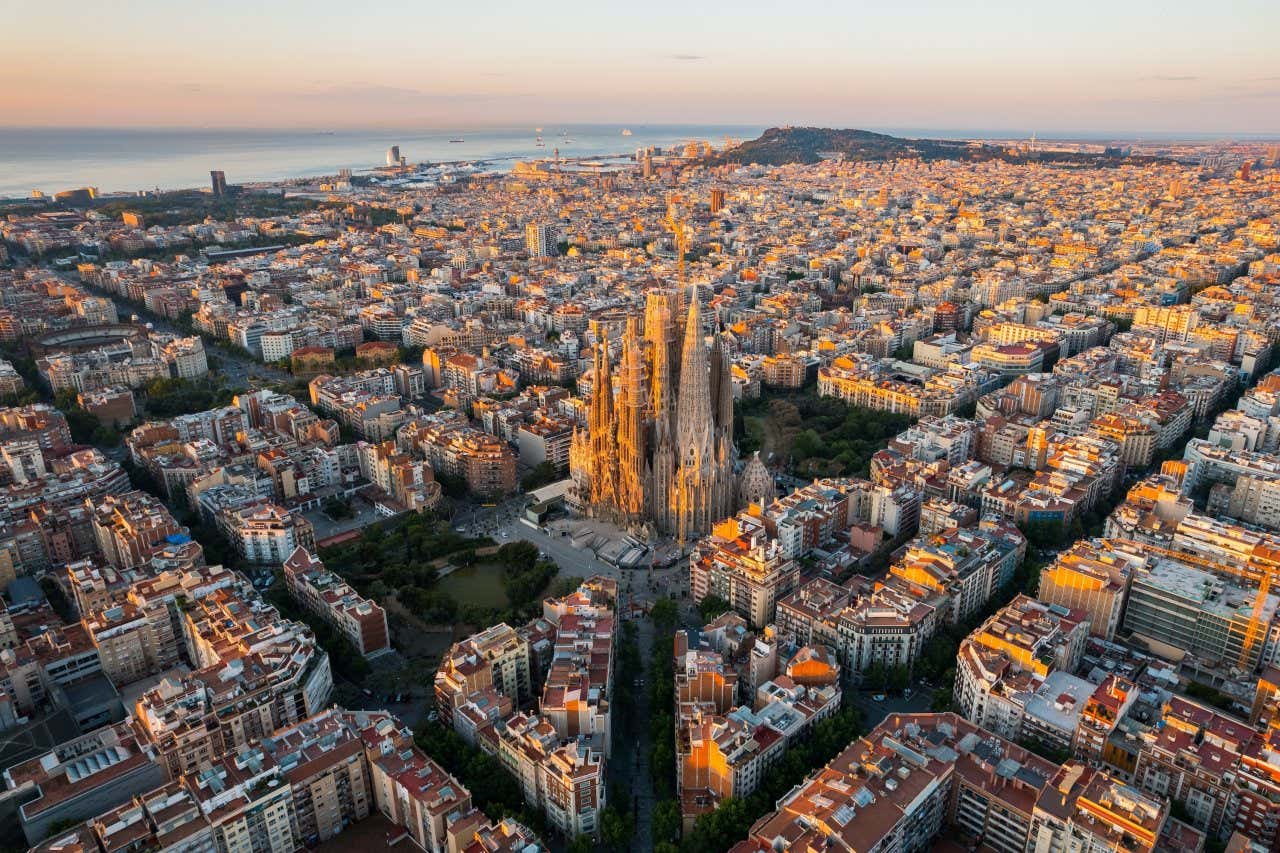 Vista aérea de Barcelona com o mar ao fundo e a Sagrada Familia ao centro