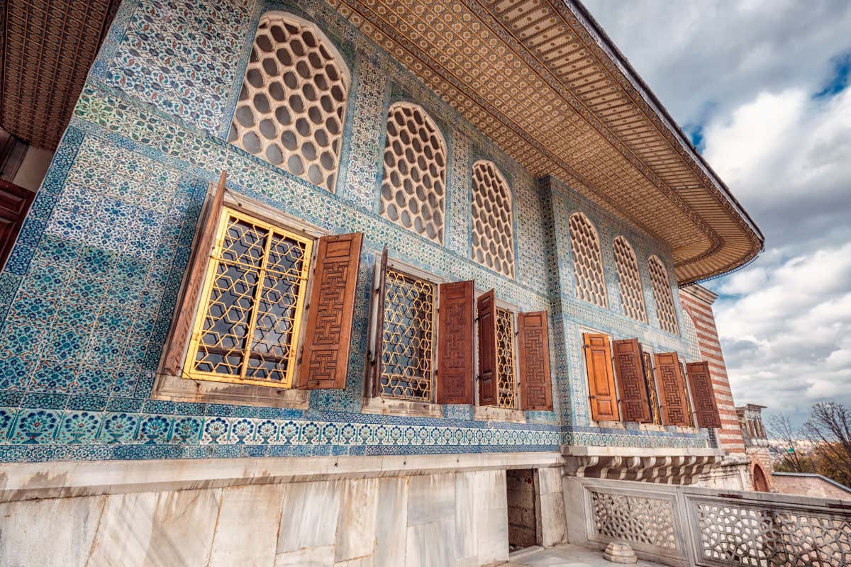 Fachada del palacio Topkapi repleta de azulejos azules y ventanas muy decoradas