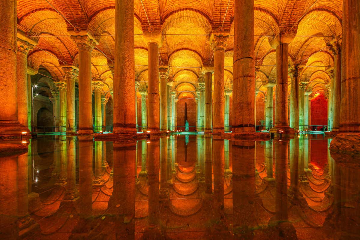 Columnas y arcos del interior de la Basílica Cisterna de Estambul, un templo diáfano y cuyos techos se reflejan en un suelo repleto de agua