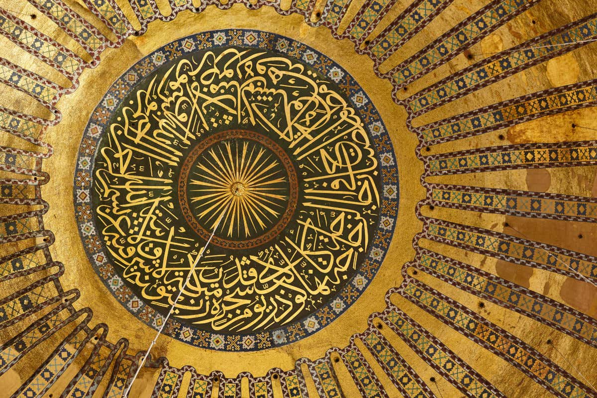 Detalle del interior de la cúpula de Santa Sofía, repleta de inscripciones árabes y tonos dorados