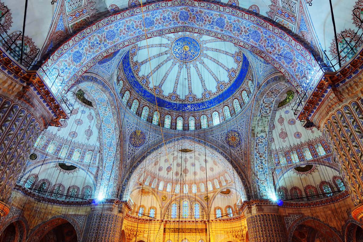Cúpulas de vivos tonos añiles en el interior de la mezquita Azul de Estambul