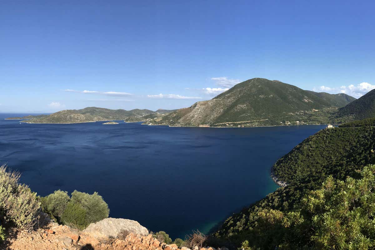 Costa de la isla griega de Ítaca repleta de pequeñas montañas y verde vegetación