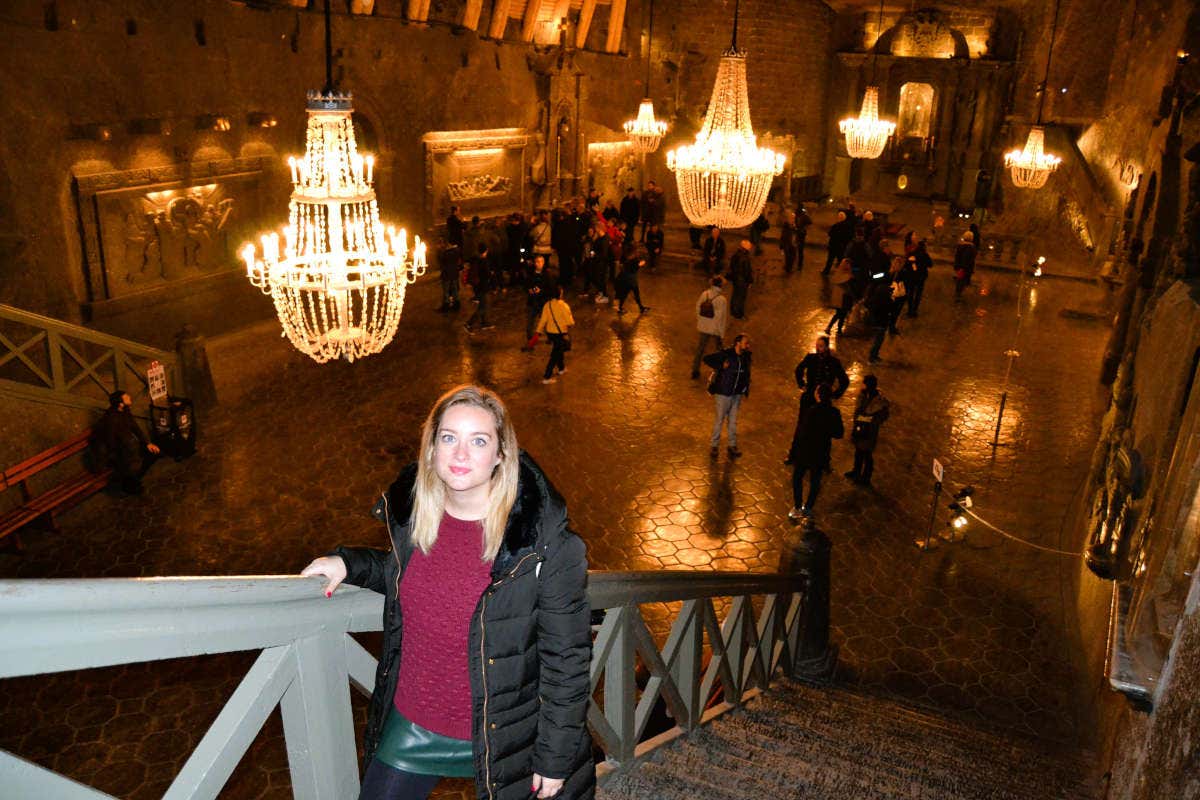 Laura del Río en una escalera del interior de las Minas de Sal de Cracovia