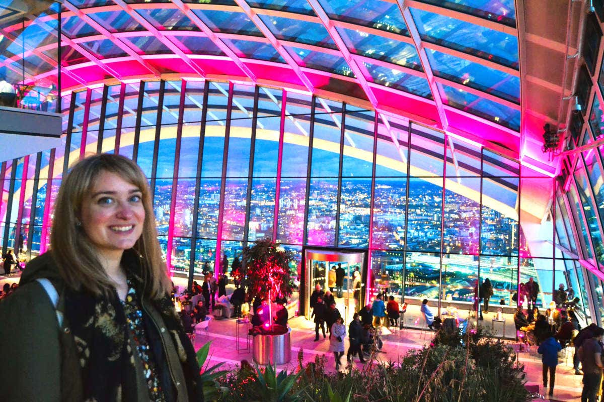 Laura en el interior del mirador Sky Garden por la noche, en Londres