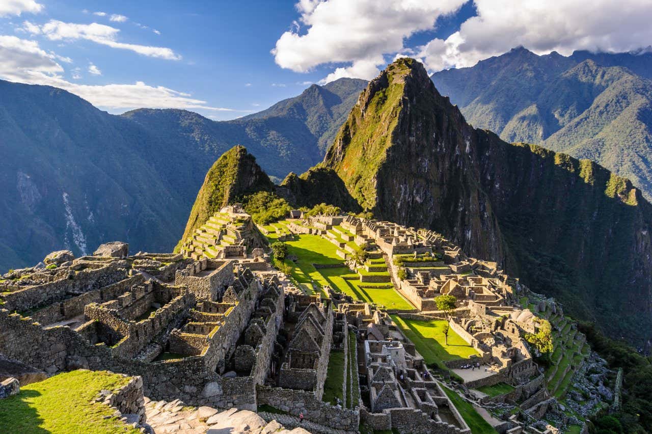 Panorâmica de Machu Picch rodeada de montanhas